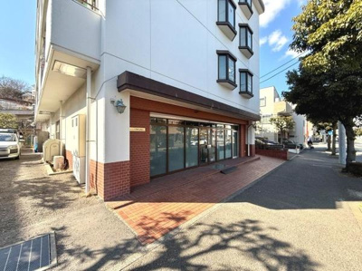 広々としたガラス張りの外観が印象的です。建物前のスペースもゆとりがあります。明るい日差しが差し込む立地です。歩道との段差も少なく出入りしやすい造りです。通り沿いで視認性に優れています。