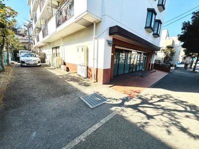 建物の外観が明るい印象です。ガラス面が広く店舗やオフィスにも利用しやすい立地です。敷地内に駐車スペースがあり車の出し入れもしやすいです。道路に面しているため視認性も良いです。