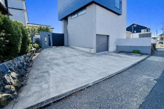 広々とした駐車スペースが敷地内に確保されています。スムーズに出入りできる設計です。アプローチも緩やかで日常の利便性が感じられます。道路との段差も低く安心してご利用いただけます。