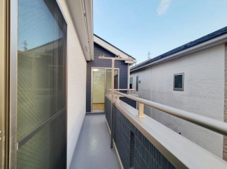 バルコニーは直線的な設計で隣接する建物との距離も考えられています。手すり部分はシンプルなデザインで全体がすっきりとした印象です。床面はお手入れがしやすそうな素材が使われています。