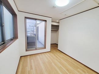 ナチュラルな色合いの床が明るく清潔感のある空間です。収納スペースが設けられており整理整頓にも役立ちます。大きな窓からは自然光が差し込み開放感も感じられます。