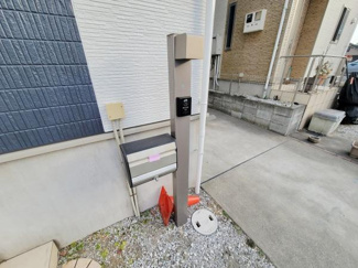 スタイリッシュな門柱が設置されておりシンプルなデザインが外観に調和しています。郵便ポストも使いやすい位置に配置されています。宅配ボックスやインターホン設備が揃い機能性も考慮されています。