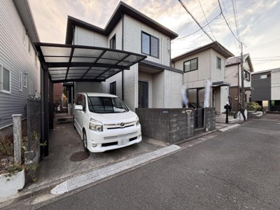 落ち着いた色合いの外観が周囲と調和しています。カーポートが設置されており車の出し入れがしやすい造りです。前面道路はゆとりがあり開放感を感じられます。清潔感のある外壁デザインとなっています。