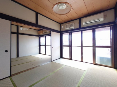 和室ならではの温かな和の空間で寛ぎの時間を過ごせます