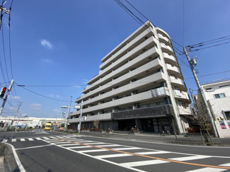 道路向かいにはファミリーマートプラスカスミがあり、お買い物も便利です♪