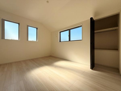 洋室には複数の窓が設けられており開放感があります。明るい床材が空間をより広く感じさせます。収納スペースも確保されていてすっきりとした印象です。天井も高くゆとりを感じられる設計です。