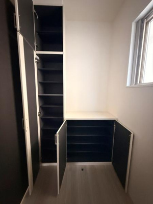 収納スペースがしっかり確保されています。開き戸タイプで使いやすい設計です。棚の高さも複数ありさまざまなアイテムを整理できます。窓があり換気や自然光も確保されています。