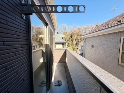 バルコニーはしっかりとした造りで開放感があります。周囲の建物との距離感も程よく保たれています。陽当たりが良好で室内への光もたっぷり届きます。壁面や床面も清潔感があります。