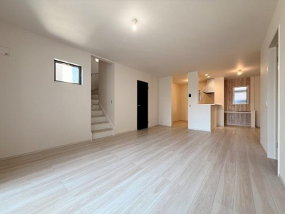 明るい色調のフローリングが開放感を演出しています。リビングからキッチンまでが見渡せるレイアウトです。シンプルな内装でインテリアの配置がしやすい空間です。収納や動線にも配慮された設計です。