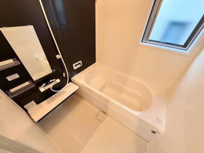 清潔感のあるシンプルなバスルームです。窓があり適度に換気が可能です。ブラックのアクセントパネルが空間を引き締めています。使いやすい洗い場と浴槽が魅力です。