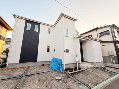 現地の外観は明るい色調の外壁が印象的です。前面道路に面していて開放感のある立地です。シンプルなデザインが魅力的で落ち着いた雰囲気が感じられます。外構のアレンジもしやすいスペースがあります。