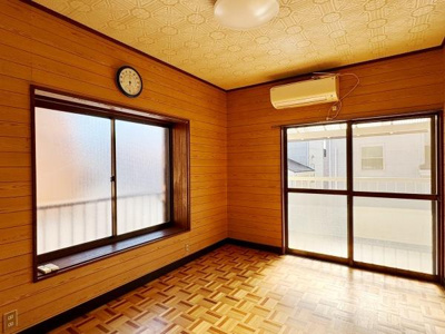 2面採光の窓から光が入り室内が明るく感じられます。ウッド調の壁と天井が温かみを演出しています。床のパターンデザインが特徴的な洋室です。エアコンが設置されているので季節を問わず快適に過ごせます。