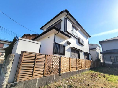 明るい日差しを感じられる外観が魅力的です。塀とフェンスでしっかりとしたプライバシーも確保されています。角度のある屋根がアクセントとなり全体のフォルムに個性を演出しています。