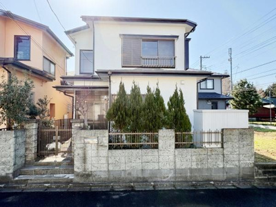 明るい日差しが差し込む外観が印象的です。しっかりとした門構えと植栽が整えられています。落ち着いた街並みに調和した住宅です。ゆとりを感じる敷地が広がっています。周囲との程よい距離感も魅力です。