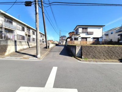 道路幅がしっかり確保されているため車の出し入れがしやすい現地写真です。周囲は住宅が立ち並びすっきりとした景観が印象的です。街並みが整然としていて清潔感のある雰囲気が感じられます。