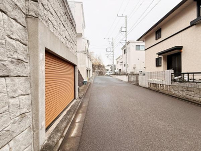 前面道路は舗装されており落ち着いた雰囲気の住宅街です。幅員もしっかり確保されているため車の出入りもスムーズです。両側には整然とした建物が並び清潔感のある街並みが広がっています。