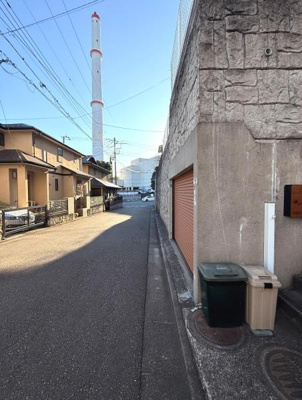 前面道路が広めに確保されており車の出入りがしやすい環境です。周囲には住宅が立ち並び静かな雰囲気が感じられます。敷地周囲も整った印象で建物や周辺環境の管理がされています。