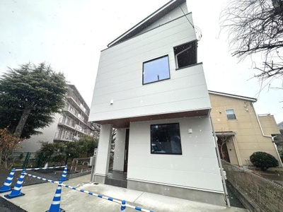 シンプルな外観デザインが目を引きます。直線的なフォルムが現代的な印象を与えます。大きな窓からは自然光がしっかり取り込めます。雨や雪にも対応した建物構造となっています。清潔感のある外壁が特徴的です。