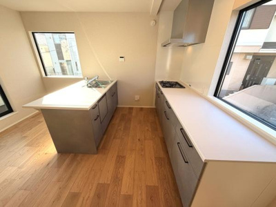 広々としたレイアウトが魅力のキッチンです。二面に窓があり明るい自然光が差し込みます。収納力にも優れスッキリと片付けやすい設計です。使いやすい動線がポイントとなっています。