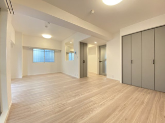 広々としたリビングには収納が2か所ついております。キッチン横はパントリー収納としてもご活用いただけます。