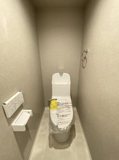 シンプルで清潔感のあるトイレスペース。クッションフロア貼替済み。ペーパーホルダー、タオルホルダー完備♪