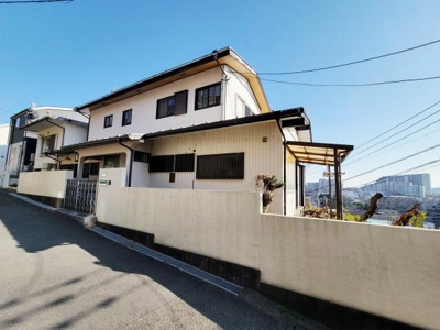 落ち着いた色合いの外観が特徴的な住宅です。高台に位置しており開放感のある景色が望めます。段差の少ないフラットな前面道路に面しています。広い塀がプライバシーをしっかりと守ります。