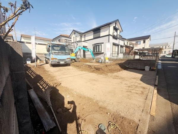 明るい日差しが差し込む現地写真です。前面道路も幅広く車の出入りがしやすい印象です。整地が進み今後の建築にも期待が高まります。静かな住宅街に位置しています。現地の様子がよく分かります。