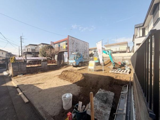 明るい日差しが差し込む現地写真です。前面道路も幅広く車の出入りがしやすい印象です。整地が進み今後の建築にも期待が高まります。静かな住宅街に位置しています。現地の様子がよく分かります。