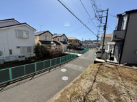 周囲は閑静な住宅街のため落ち着いた住環境が期待できます。道路沿いには緑色のフェンスが設置されており街並みに調和しています。
