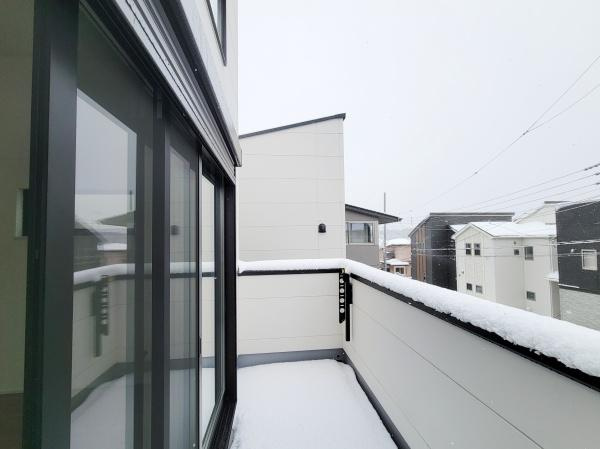建物と調和したシンプルなバルコニーです。ガラス戸から明るい光が差し込み開放的な設計となっています。周囲は住宅街の落ち着いた雰囲気が広がります。手すり部分はしっかりとした造りです。
