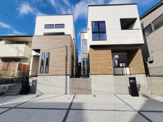 シンプルながらも個性が光る外観デザインです。直線的なフォルムに木目調パネルがアクセントとなっています。窓の配置が工夫されておりスタイリッシュな印象です。白を基調とした外観が雪景色にも映えています。