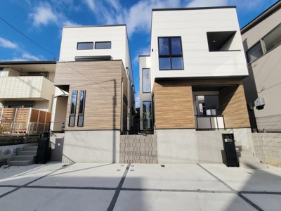 シンプルながらも個性が光る外観デザインです。直線的なフォルムに木目調パネルがアクセントとなっています。窓の配置が工夫されておりスタイリッシュな印象です。白を基調とした外観が雪景色にも映えています。