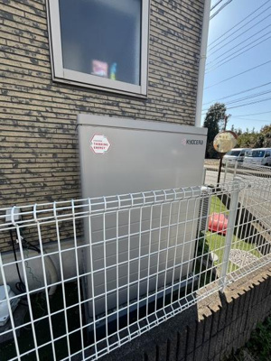 敷地内に設置された設備が目を引きます。外観に調和したデザインで建物の印象を損ないません。メンテナンスもしやすい位置に配置されています。フェンスで囲まれているため管理がしやすい仕様です。