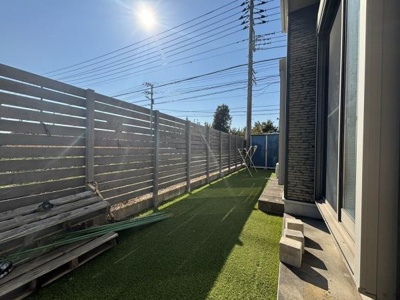 日当たりの良い庭スペースが広がっています。フェンスでしっかり囲われておりプライバシーも確保されています。人工芝が敷かれているためメンテナンスも手軽です。物干しスペースとしても利用可能です。