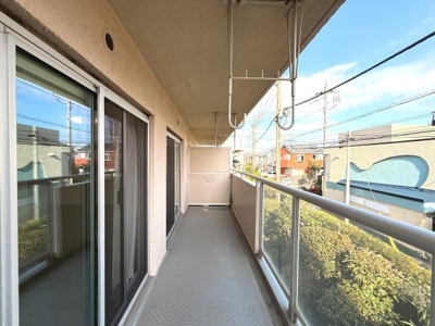 開放感のある広々としたバルコニーです。ガラス手すりが外の景色をよく見せてくれます。陽当たりも良く空間にゆとりがあります。洗濯物の干しやすさも特徴的です。快適なバルコニー環境が魅力です。