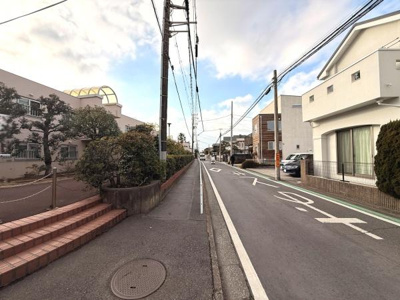 開放感のある通り沿いで周辺の建物も整然としています。歩道が広く確保されており安心して通行できます。空が広く感じられゆとりのある街並みが広がっています。