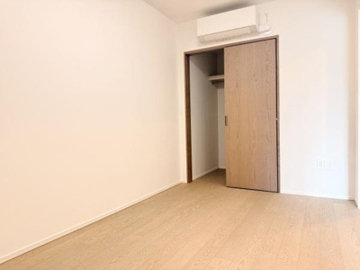 明るさを感じる洋室です。ナチュラルなフローリングが全体を落ち着いた印象にしています。収納スペースもしっかり確保されています。シンプルな空間で使い勝手が良さそうです。