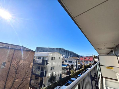 バルコニーから広がる開放的な景色が印象的です。心地よい青空を望める眺望が魅力となっています。周囲の建物との距離感がしっかりと保たれておりゆとりある空間が感じられます。