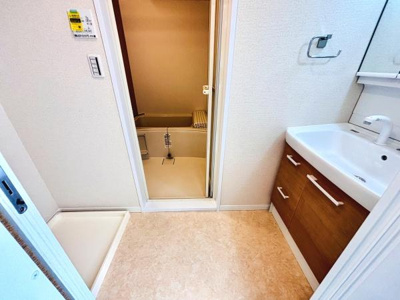 洗面台と洗面所がゆったりと配置されており清潔感のある空間となっております。収納スペースがしっかり確保されているため日用品の整理もしやすいです。バスルームと直結しており動線が便利な設計です。