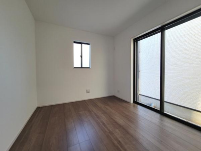 大きな窓から光が入り室内が明るく開放的な印象です。シンプルな内装でレイアウトも自由に楽しめます。フローリングも落ち着いた色合いでお手入れもしやすいです。幅広い用途に対応できる洋室です。