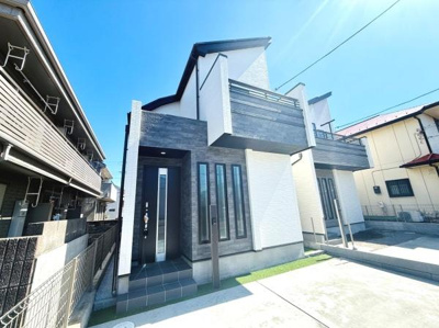 スタイリッシュな外観が特徴の建物です。直線的なデザインが印象的でモダンな雰囲気を感じられます。2階のバルコニーがアクセントになっています。外壁の配色がシンプルで洗練された印象です。