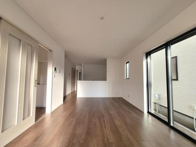 リビングは大きな窓から光が入り室内が明るい雰囲気です。天井も高く開放的な空間が広がります。木目調のフローリングが落ち着いた印象を与えています。シンプルな内装でお好みのインテリアが合わせやすいです。