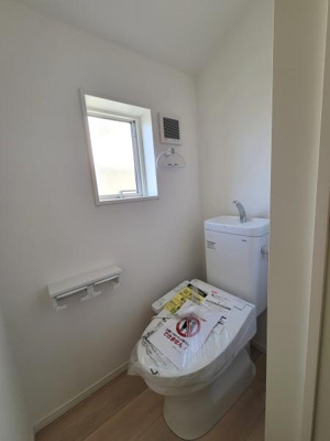 清潔感のあるトイレ空間です。窓があり自然光が差し込む明るい印象となっています。シンプルで使いやすい設計です。換気や衛生面にも配慮されています。