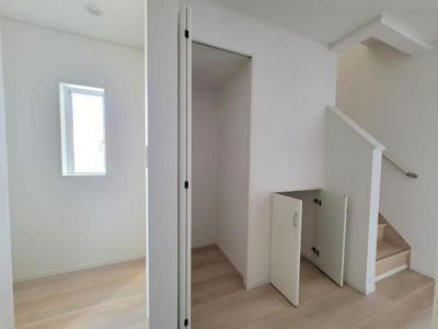 室内は明るくシンプルな内装でスッキリとした印象です。階段下収納が備わっており空間を有効活用できます。廊下にも窓があり日差しがしっかりと入ります。使い勝手の良い間取りです。