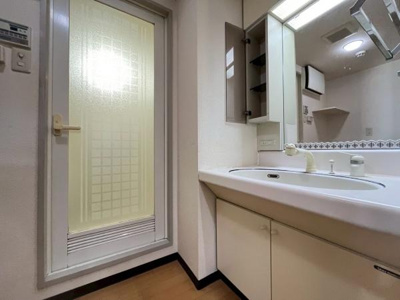 収納付き、きれいにご使用されていました♪