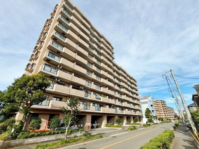 【外観】 2面道路の陽当たり通風良好なマンションです♪(正面側)