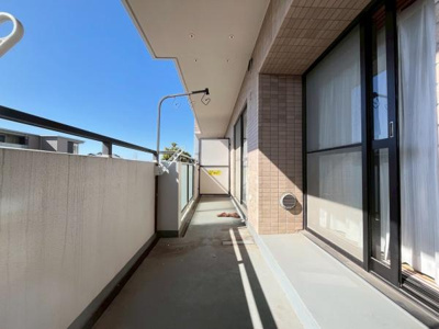 落ち着いた色みと光の入るLDKです♪