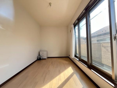 南向きの6帖洋室です♪しっかり太陽の光が入ります♪