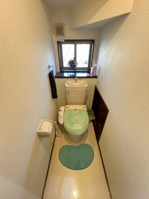 階段下を有効に利用したトイレは収納もございます♪
オートライトがとても便利です♪