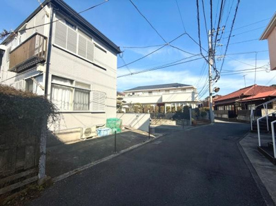 前面道路は幅も十分に確保されており車の出し入れがしやすい環境です。周辺には落ち着いた住宅が並びすっきりとした印象の街並みが広がっています。現地の様子がわかる写真で住環境をイメージしやすくなっています。